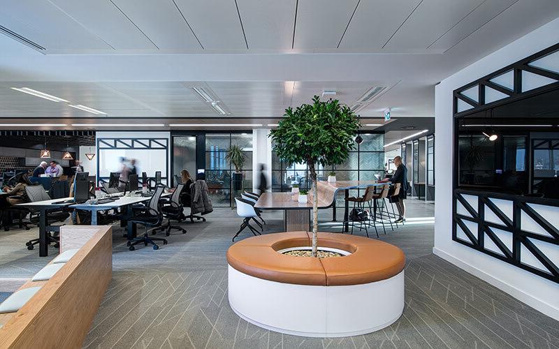 现代化的办公空间，为员工提供不同的区域